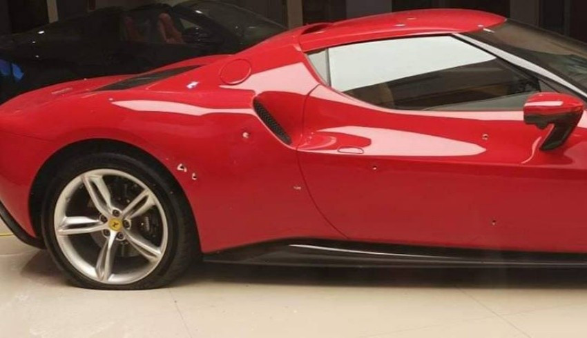 Otomobil galerisi kurşunlandı; 25 milyonluk Ferrari hasar aldı