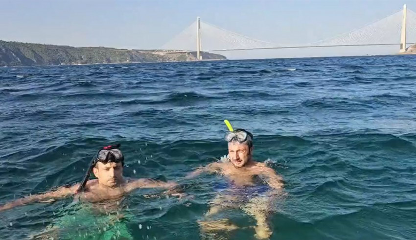 Selçuk Bayraktar babasını Boğaz'da yüzerek andı